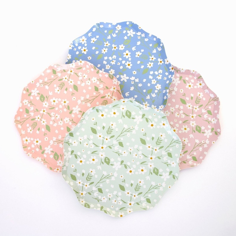 Ditsy Floral Large Scalloped Edge Lunch Paper Plates, 8.5 Inches, 12 Count
